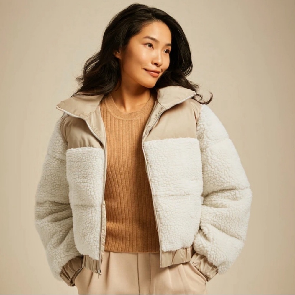 Abercrombie & Fitch Women’s Ultra Mini puffer Jacket size Medium Sherpa Cream